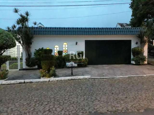 Casa com 3 dormitórios e pátio no bairro Sarandi com 197m²  de área construída, 4 vagas de garagem. Living com dois ambientes, sala de jantar, banheiro social.cozinha.area de serviço e  churrasqueira,