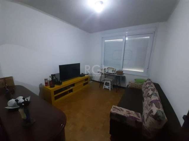 Apartamento na rua Antenor Lemos, bairro Menino Deus, com 3 dormitórios,  closet, suíte, peças amplas, cozinha, área de serviço separados, com churrasqueira.  De frente,  totalmente reformado,  janela