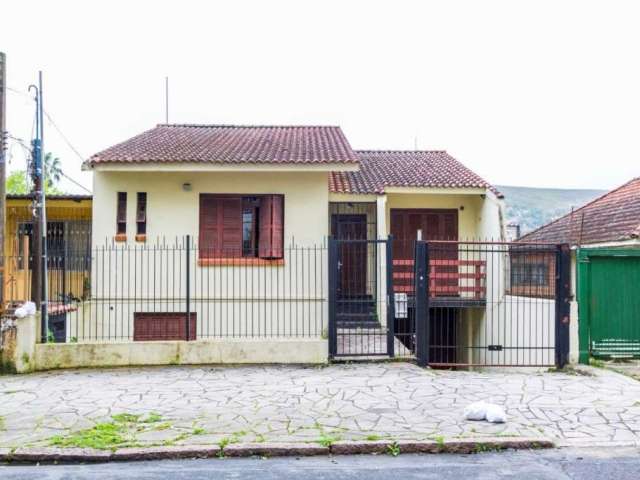 No bairro Teresópolis, belíssima residência com 02 pavimentos e entradas independentes. Possui 02 dormitórios, sendo uma suite na parte superior, living para 02 ambientes, 03 banheiros e garagem para 