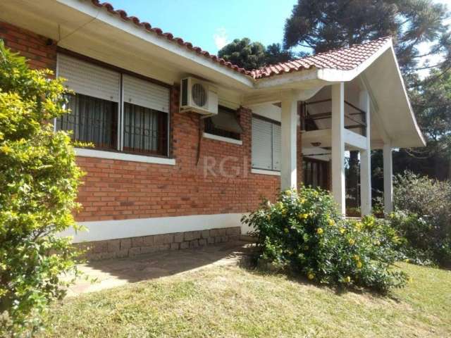 Casa 250m² com  3 dormitórios, sendo um  suite e com banheira. , porcelanato e tabuão. Possui: adega, lareira, 2 churrasqueiras, cozinha com fogão campeiro, lavanderia. Casa de lenha e casa de ferrame