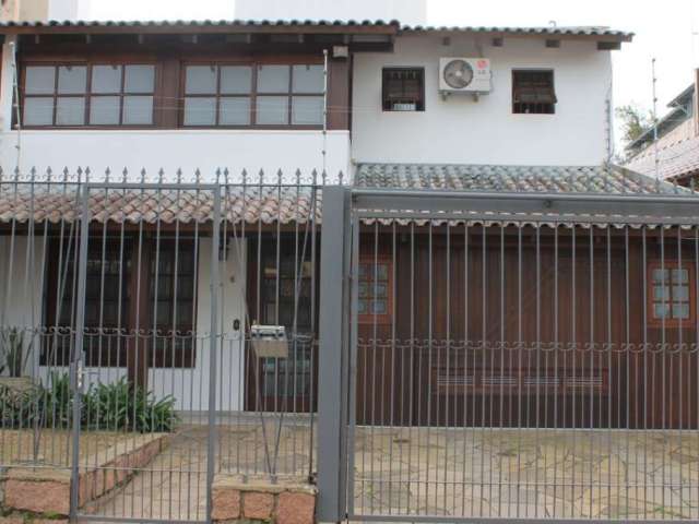 Casa 3 dormitórios, 1 suite, living para 02 ambientes, cozinha com armários, lavado, lavanderia separada, água quente de aquecedor à gas, banheiros reformador e modernos, churrasqueira, piscina, &lt;B