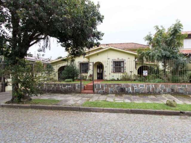 ótima residência estilo colonial à uma quadra do rio. Com ótima localização na Vila Assunção, 300 metros de área, em terreno 16m x 35,80m e 04 dormitórios, sendo 03 suítes.&lt;BR&gt;Possui hall entrad