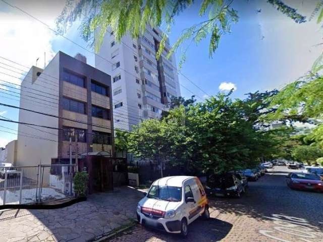 Terreno medindo 5 m de frente por 88 m de extensão de frente ao fundo. &lt;BR&gt;&lt;BR&gt;Localizado na Rua Costa, no bairro Menino Deus.&lt;BR&gt;&lt;BR&gt;Atualmente utilizado como estacionamento.