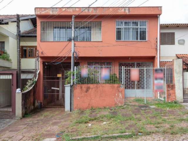 Casa residencial com 03 dormitórios, sendo 02 suítes amplas, gabinete, cozinha, área de serviço, 02 vagas, pátio, área fechada com fogão a lenha, 220m² de área privativa, localizada no bairro Glória, 