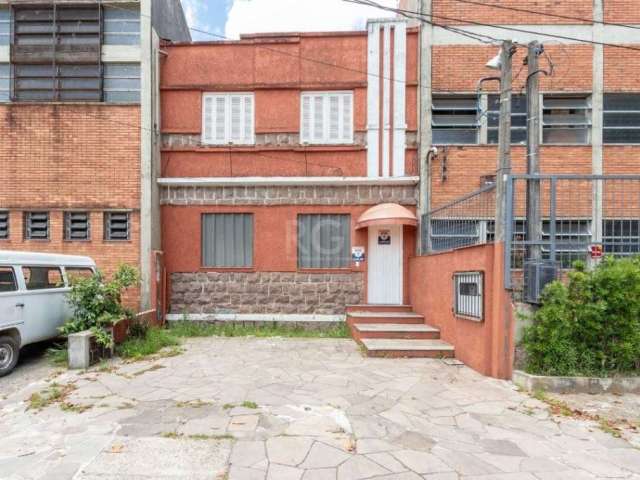 Casa de alvenaria com dois pavimentos com área total 232,00 m² , com 3 dormitório , banheiro social e auxiliar, área de serviço, churrasqueira, sótão/mezanino, 1 sala para dois para dois ambientes, sa