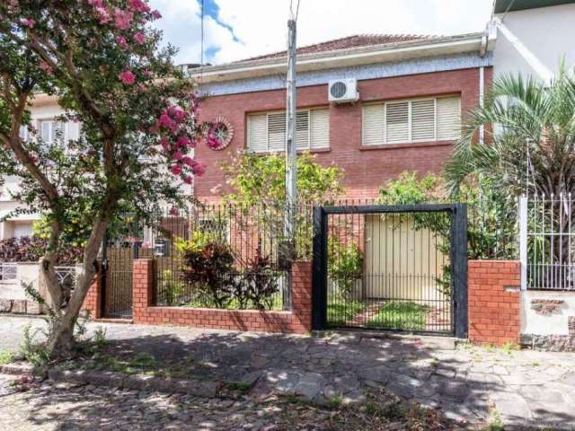 Casa com 2 andares, primeiro pavimento  garagem coberta para 1 carro e aberta para mais 1 carro, sala e lavabo, escritório, quintal da frente. Segundo pavimento, 2 dormitórios, 1 banheiro social, sala