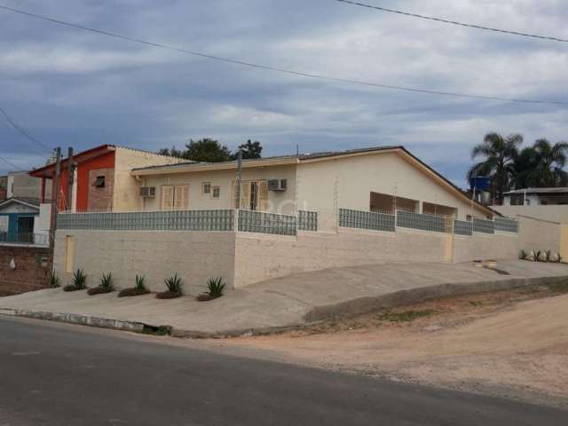 CASA, 2 DORMITÓRIOS, 3 VAGAS DE GARAGEM, BAIRRO CECÍLIA, PORTO ALEGRE/RS        &lt;BR&gt;&lt;BR&gt;Excelente casa de esquina, ampla  (mais de 100 m² privativos), com dois quartos, sendo uma suíte, ma