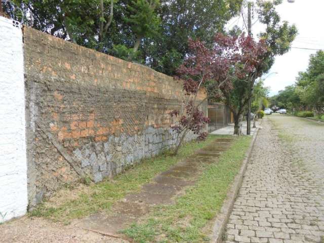 Excelente Terreno medindo 11m de frente e  32m de frente  ao fundo;  plano, em local tranquilo, rodeado de casas de ótimo  padrão; terreno com projeto pré-aprovado pela prefeitura para construir 4 cas