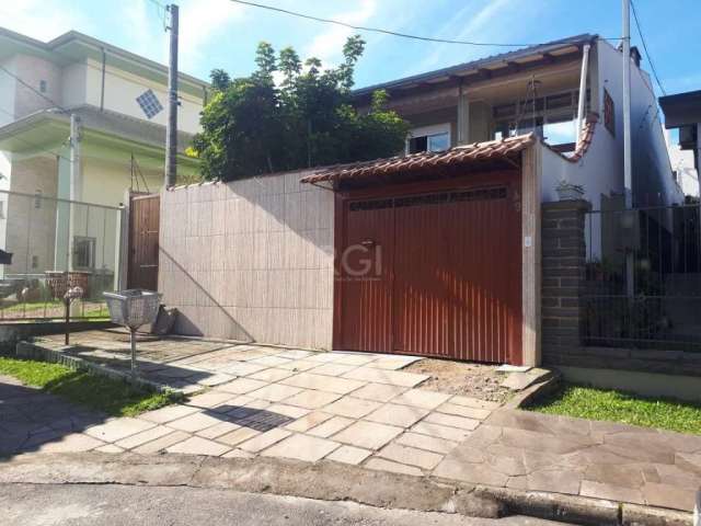 Linda casa no bairro Vila Nova, com ótima localização, local seguro, com circulação somente de moradores, próximo a Av. Vicente Montegia Av. Cavalhada, com 3 dormitórios sendo uma suíte, sala de janta