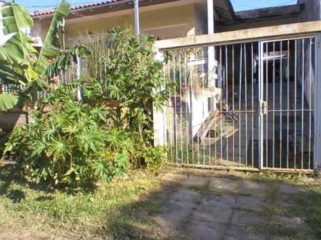 Casa em Ipanema de 2 dormitórios, living para 2 ambientes, 2 banheiros, cozinha ampla, edícula nos fundos, garagem para 2 carros, estrutura para 2°piso.Amplo terreno, medindo 10x30.Precisa de reformas