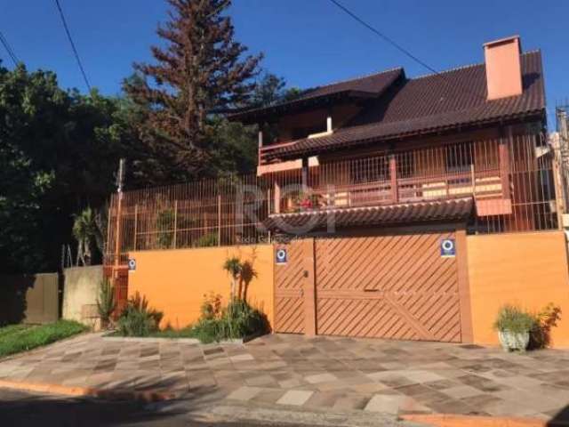 Linda casa de alto padrão, semi-mobiliada, situada na Rua Joinville, no Bairro Ouro Branco,  com dois pavimentos, mezanino, três quartos, uma suíte com banheira de hidromassagem, com closet.  Cozinha 