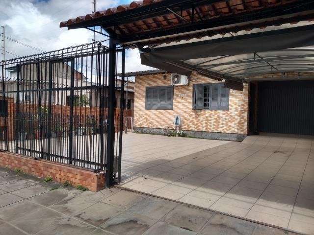 VENDE DUAS CASAS EM UM TERRENO 10 X 30 ESCRITURADO&lt;BR&gt;impostos em dia, sendo a casa da frente(120m2) de três dormitórios, ampla cozinha,sala e banheiro, mais uma casa nos fundos(70m2) com um dor