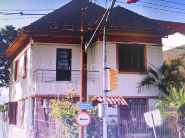 CASA 3 DORMITÓRIOS  NO BAIRRO: MEDIANEIRA EM PORTO ALEGRE;&lt;BR&gt;Casa  residencial com 2 pavimentos, 3 dormitórios,1 dormitório suíte, living, área de seviço, dependência de empregada, banheiro aux