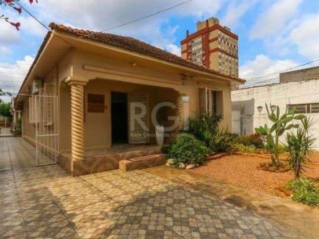 Casa 3 dormitórios no bairro Partenon. Living 2 ambientes, 3 banheiros, 3 vagas descobertas, pátio com piscina. Próxima a PUCRS, Carrefour e Avenida Ipiranga. Estuda dação. Ligue para mais informações