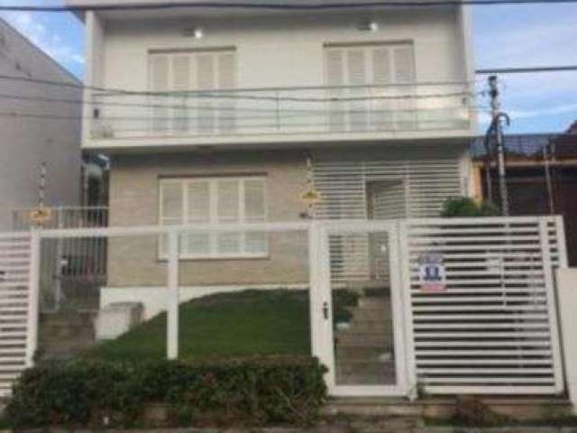 Sobrado com 4 dormitórios, sendo 1 suite no bairro Medianeira , próximo ao Olimpico e rótula do papa. Living para 2 ambientes, 3 salas amplas e lavabo. Nos fundos salão de festas com churrasqueira. 3 