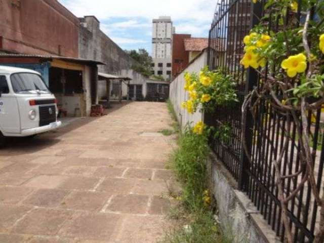 Terreno, no Bairro Rio Branco, em Porto Alegre/RS. Divisa com bairro Santana. Imediações da Rua São Luis. Excelente terreno, em ótima localização, medindo 8,56 x 69.07, podendo unir a outro terreno. I