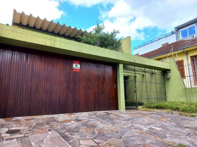 CASA com 4 dormitórios no bairro Santana em Porto Alegre/RS.  2 pisos.   Térreo; Living 3 ambientes ,1 gabinete, banheiro social, copa, cozinha montada, área de serviço com churrasqueira , pátio, depe