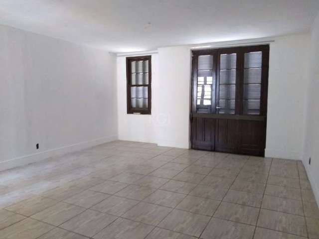 Vendo casa de 3 dormitórios, 02 suites, com patio e churrasqueira no Bairro Santana. Casa diferenciada com 3 dormitórios sendo 02 suites, living amplo com sacada, sala de jantar, copa cozinha, área de