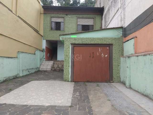 Casa com 4 dormitórios, 2 salas, 3 banheiros, bem conservada no bairro Agronomia, com estacionamento, amplo terreno e excelente localização. Venha conhecer!