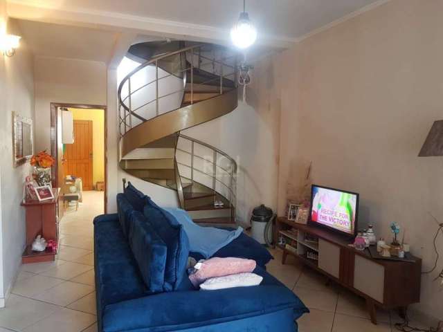 AMPLA CASA TIPO SOBRADO, com 3 dormitórios e 1 gabinete podendo fazer mais 1 dormitório, 1 suíte com closet, sacada e terraço, banheiro social, 2 lavabos, living para 2 ambientes com sala de jantar, c