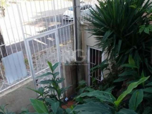 Casa de 3 dormitórios, sendo 1 suíte, 2 banheiros, no bairro Santana. Perto do INSS da Bento Gonçalves. Excelente para comercial, mas necessita de reformas. Total do terreno 253m² com uma edícula nos 