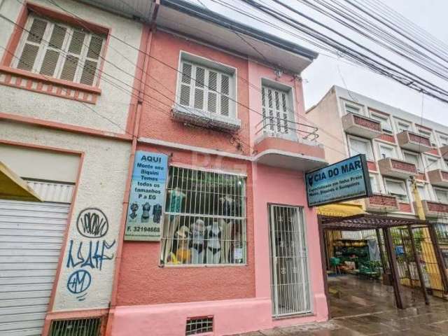 Casa com 2 pavimentos para fins comercial ou residencial no bairro Santana. Parte superior com sacada, 2 salas, 1 dormitório, 1 banheiro com ampla cozinha. Na parte inferior living ambiente, 2 salas, 