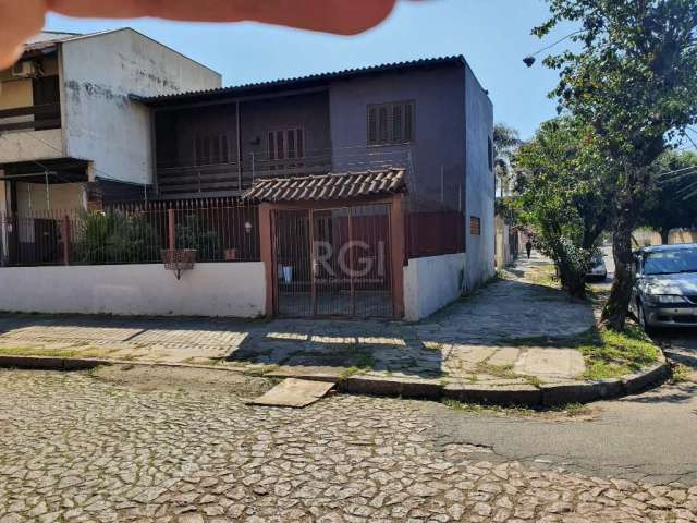 LINDA Casa Sobrado com 3 dormitórios e 1 suite, living 2 ambientes, banheiro social, cozinha, lavanderia. Amplo pátio e ampla garagem lateral com churrasqueira e  garagem coberta para 2 carros e  desc