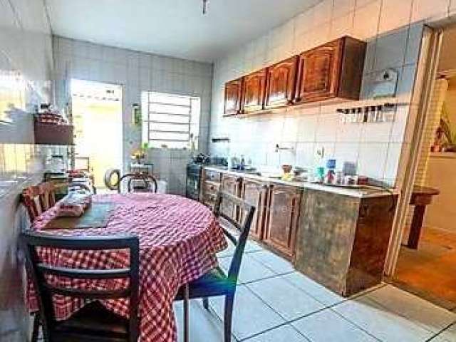 Casa com 3 dormitórios (uma suíte), 166m2. Living com dois ambientes com Pátio. &lt;BR&gt;Ótima oportunidade! &lt;BR&gt;Imóvel amplo à venda com 3 quartos, sendo 1 suíte, e 2 banheiros no total. O imó