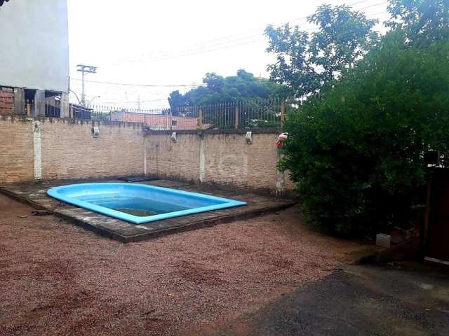 Linda Casa  3 quartos com piscina e com amplo pátio na frente e fundos. São 3 quartos ficam móveis fixos sob medidas também na cozinha.. Nos fundos tem quiosque com banheiro e piscina.&lt;BR&gt;&lt;BR