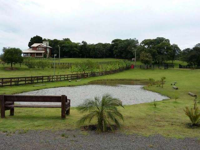 Sítio no condomínio El Paraíso localizado na Estância Grande em Viamão.&lt;BR&gt;&lt;BR&gt;Sítio de 2 hectares com uma ampla casa com piscina, além de contar com cocheiras para cavalos, açude, salão d