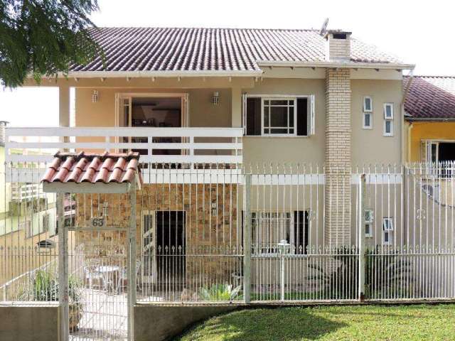 Casa á venda no bairro Tarumã em Viamão.&lt;BR&gt;&lt;BR&gt;Imóvel com cinco dormitórios, suíte master, lavabo, quatro banheiros, sacada, lareira, sala de estar e jantar, cozinha, copa, vestiário, esc