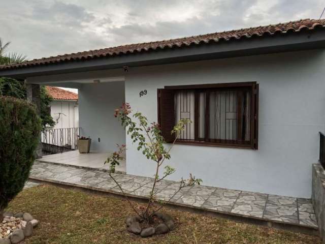 Casa de 03 dormitórios, sendo uma suíte, localização no Bairro Tarumã em Viamão.&lt;BR&gt;Imóvel conta com 03 salas, cozinha, área de vidro ampla com 50m² e jardim de inverno, banheiro social, lavabo,