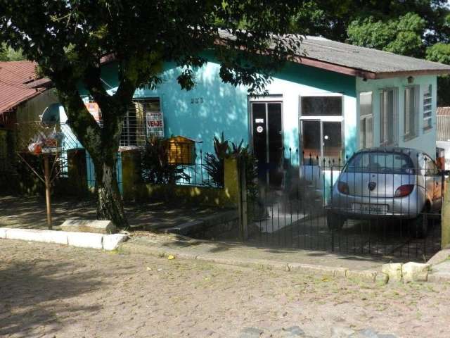 Casa á venda no Centro de Viamão.&lt;BR&gt;Amplo pátio com 4 casas de alvenaria, 08 dormitórios, 04 salas, 04 banheiros, cozinha, área de serviço, despensa, lavanderia, varanda, uma vaga de garagem co