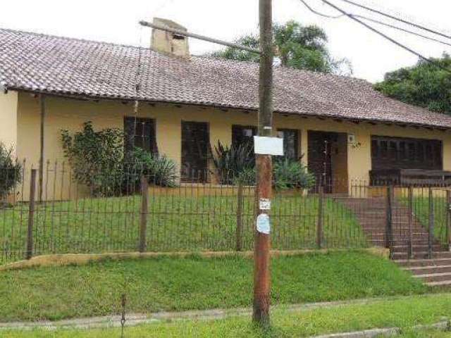 Casa no bairro Padre Réus em São Leopoldo.&lt;BR&gt;Com 670 m² em esquina sobre dois terrenos e meio, com área de 903,00 m², quatro dormitórios, sendo duas suítes amplas e uma master com hidro e close