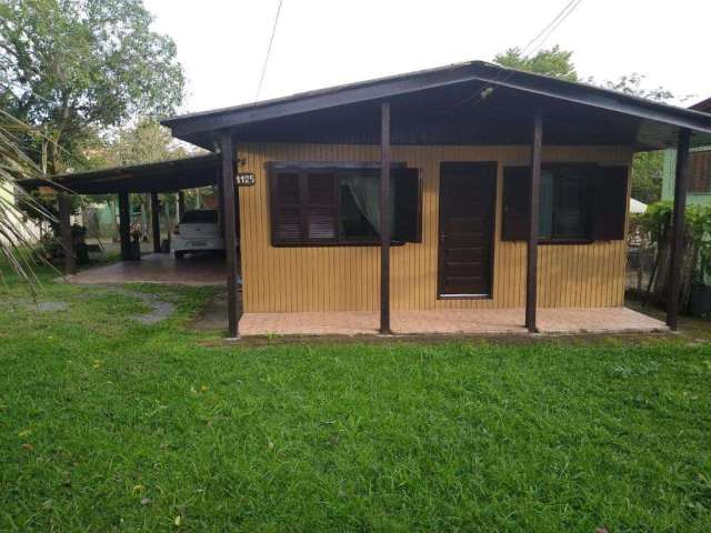 Casa de 3 dormitórios no Centro em Viamão.&lt;BR&gt;Imóvel com sala ampla, cozinha, dois banheiros, sala de lazer, copa, área de serviço, lavanderia, quintal, churrasqueira e cinco vagas de garagem. F