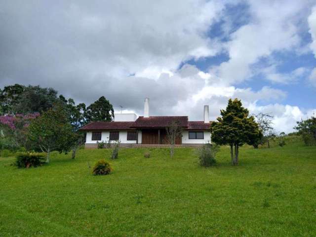 Sítio com 8 Hectares na RS 118 em Viamão.&lt;BR&gt;&lt;BR&gt;Casa principal possui três dormitórios sendo um com suíte, sala, cozinha, lareira, churrasqueira, quintal e varanda.&lt;BR&gt;Aberturas em 