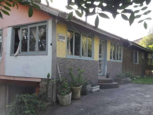 Sítio no bairro São Tomé em Viamão.&lt;BR&gt;Sítio com 1 casas 2 quartos, 2 banheiros, piscina, rede trifásica da CEEE, pomar com diversas frutas, galinheiro, casa de caseiro, galpão com 3.290 m², 200