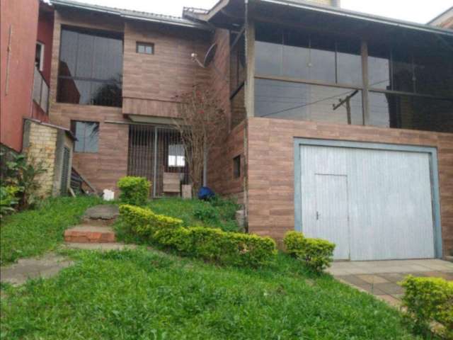 Casa no Bairro São Lucas em Viamão.&lt;BR&gt;Imóvel com três dormitórios, sendo um suíte, três banheiros,  cozinha e sala conjugadas, mezanino com lareira, sacada com cobertura de vidro, área com chur