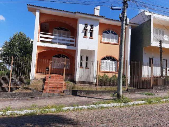 Casa no Centro de Viamão.&lt;BR&gt;Imóvel com três dormitórios, sendo um suíte, um dormitório de empregada, quatro banheiros, sala de estar e sala de refeição, lareira, churrasqueira, jardim de invern