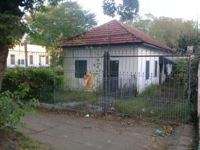 Casa á venda no Centro de Viamão.&lt;BR&gt;&lt;BR&gt;Casa com 120m² de área construída, 03 dormitórios, sala, cozinha, banheiro, garagem nos fundos e pátio.&lt;BR&gt;Terreno com 300m², sendo 10x30, co