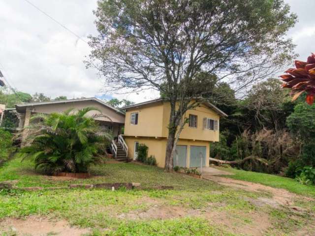 Casa no Centro de Viamão.&lt;BR&gt;Pátio amplo, diversas arvores frutíferas, conta com duas casas no pátio.&lt;BR&gt;Casa da frente, sala e cozinha integradas, um dormitório com suíte, um banheiro,, g