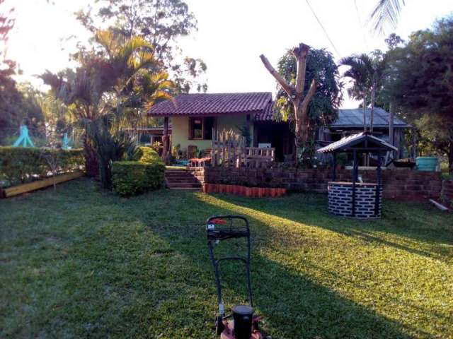 Sítio à venda no bairro Águas Claras em Viamão.&lt;BR&gt;Com 03 dormitórios, sendo 01 suíte, hall de entrada, sala de estar, 01 galpão de costaneira, garagem grande coberta para 2 carros uma área aber