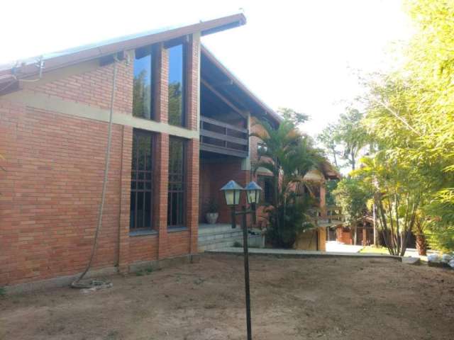 Casa á venda no bairro Tarumã em Viamão.&lt;BR&gt;Imóvel com ampla com sala de estar, jantar, cozinha, quatro dormitórios, sendo um suíte com hidro e closet, três banheiros, mezanino com amplo espaço,