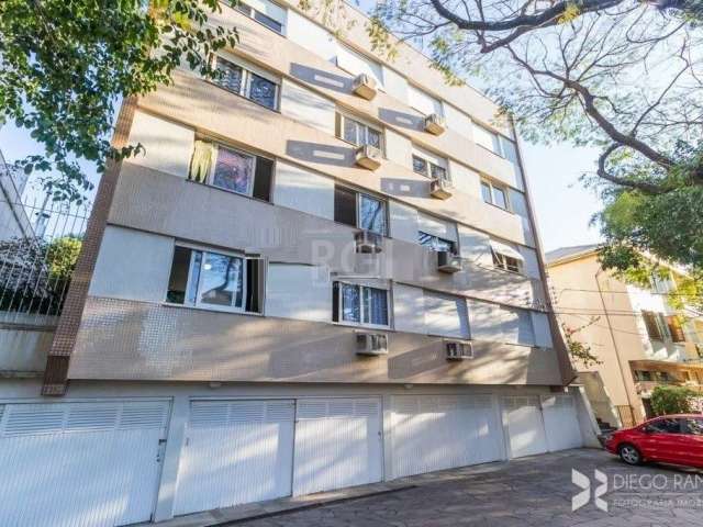 Vende-se apartamento ensolarado, reformado próximo de tudo, 2 dormitórios, living em 2 ambientes, decoração em gesso, copa e cozinha, área de serviço separado, zeladoria, fachada do prédio em pintura.