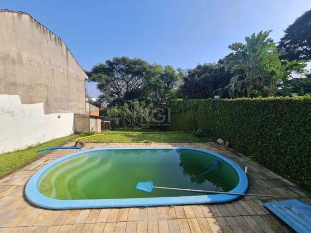 Oportunidade terreno  amplo na parte alta do Cristal  com vista, medindo 11 x 144, com  área total 1639,05m² , consta hoje uma casa mista e uma piscina  com grande potencial para construção de linda e