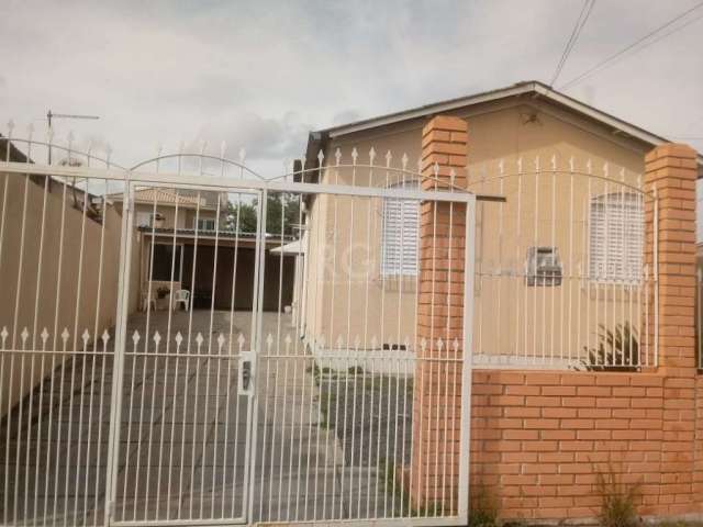 Vende ótimo imóvel!  com 294 m2 de área total na Cohab A. São 2 casas que podem ser transformados em uma única residência, num total construído de 240m2&lt;BR&gt;&lt;BR&gt;A casa da frente tem:&lt;BR&