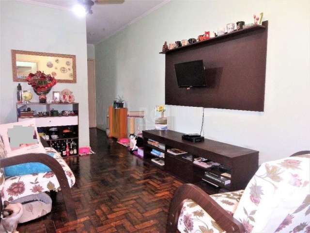 Vende-se apartamento amplo de 2 quartos com vaga de garagem, living amplo em 2 ambientes, banho social, copa e cozinha mobiliada, área de serviço independente.&lt;BR&gt;Condomínio com portaria 24h, es