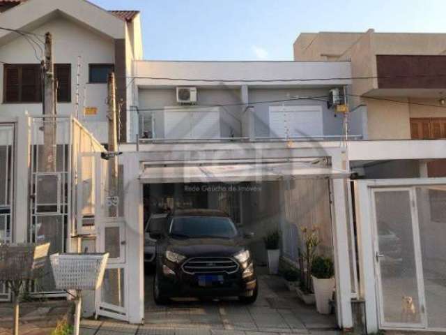 Vende maravilhoso sobrado de 2 dormitórios, sendo 2 suíte, living 2 ambientes, lareira, área de serviço, churrasqueira, amplo pátio, piscina com deck, 2 vagas de garagem, vista espetacular para o Guaí