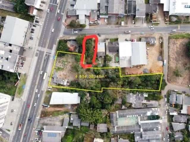 Excelente área com 48m de frente, 136m de fundo, 27m de largura de fundo. &lt;BR&gt;Na parada 76 em Gravataí.&lt;BR&gt;Ótima oportunidade de investimento! Terreno à venda em Gravataí, localizado na Av