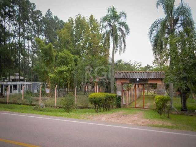 Vende excelente sítio de esquina com duas entradas, todo cercado, em frente ao asfalto, com ótima residência de alvenaria, tendo 02 suítes, escritório, lavabo, sala com cozinha, área de serviço e gara